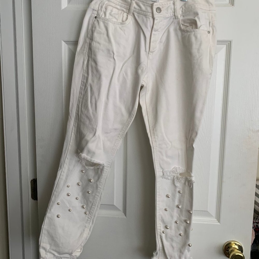 Zara White Cropped Jeans w/ pearls/frayed bottom